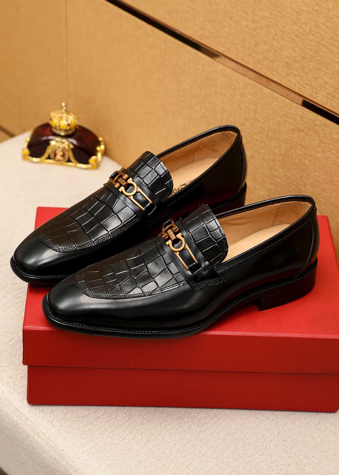 Men's shoes 💰480💰 Product trademark: Ferragamo "Ferragamo" casual leather shoes Regular size: 38-44 (45🉑️customized) Product materials: Selected imported first-layer open-edge beaded calfskin embossed upper + original hardware buckle, imported water-dyed cowhide leather lining. Strong three-dimensional visual effect, combined outsole Color: 2⃣️colors available